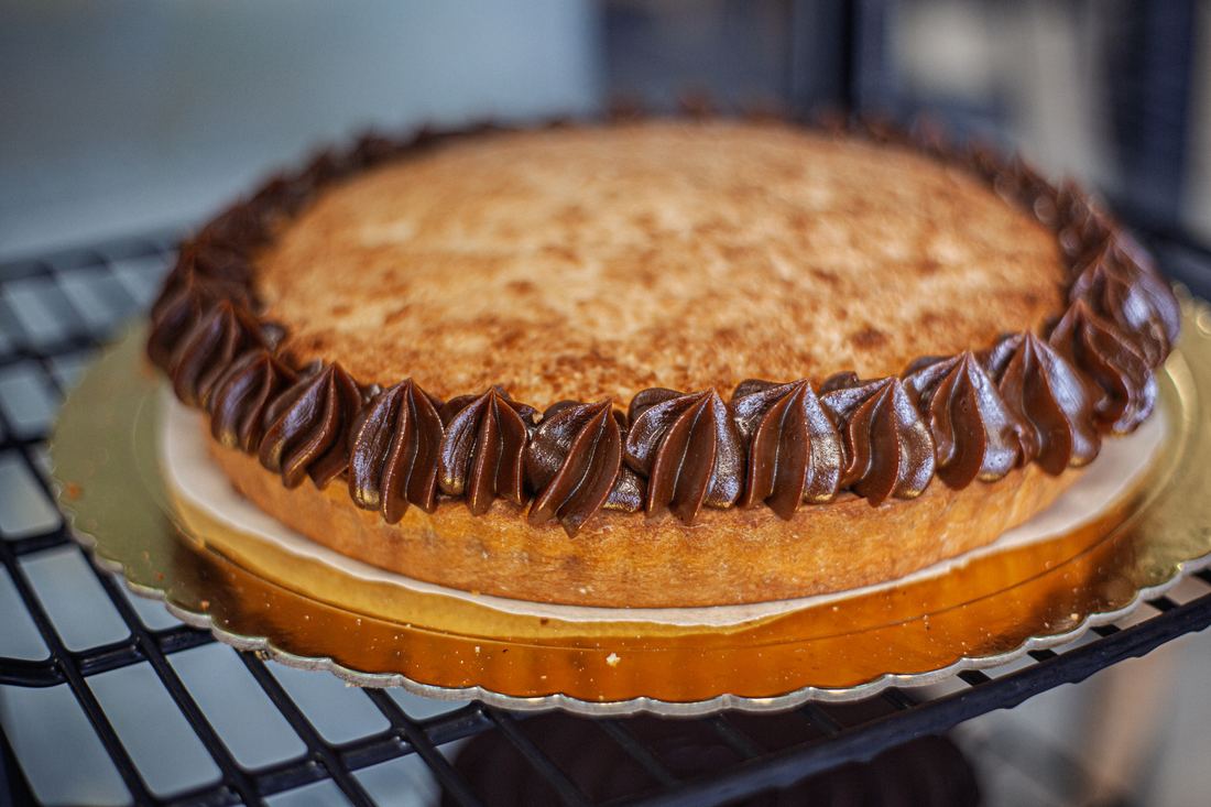 Tarta casera recién horneada con ganache de chocolate