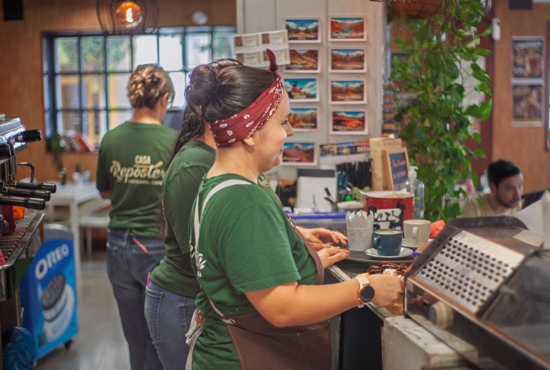 El equipo trabajando en la barra de Casa Repostera